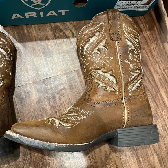 Kids Ariat size 2 cowgirl cowboyy boots - Picture 4 of 11
